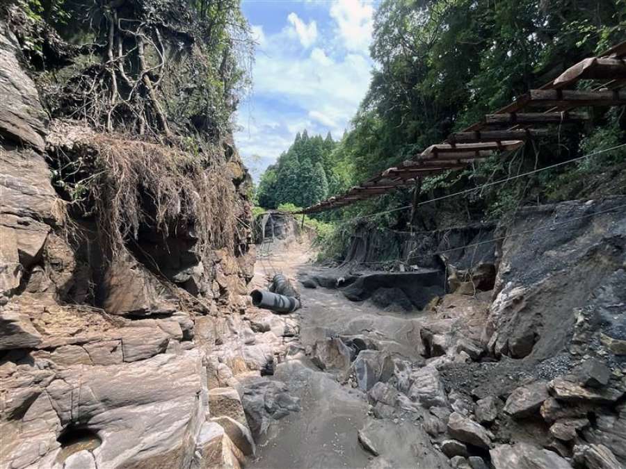８日の大雨の影響で土台が崩れ線路が宙に浮く肥薩線表木山－日当山間＝１２日、霧島市隼人（ＪＲ九州提供）
