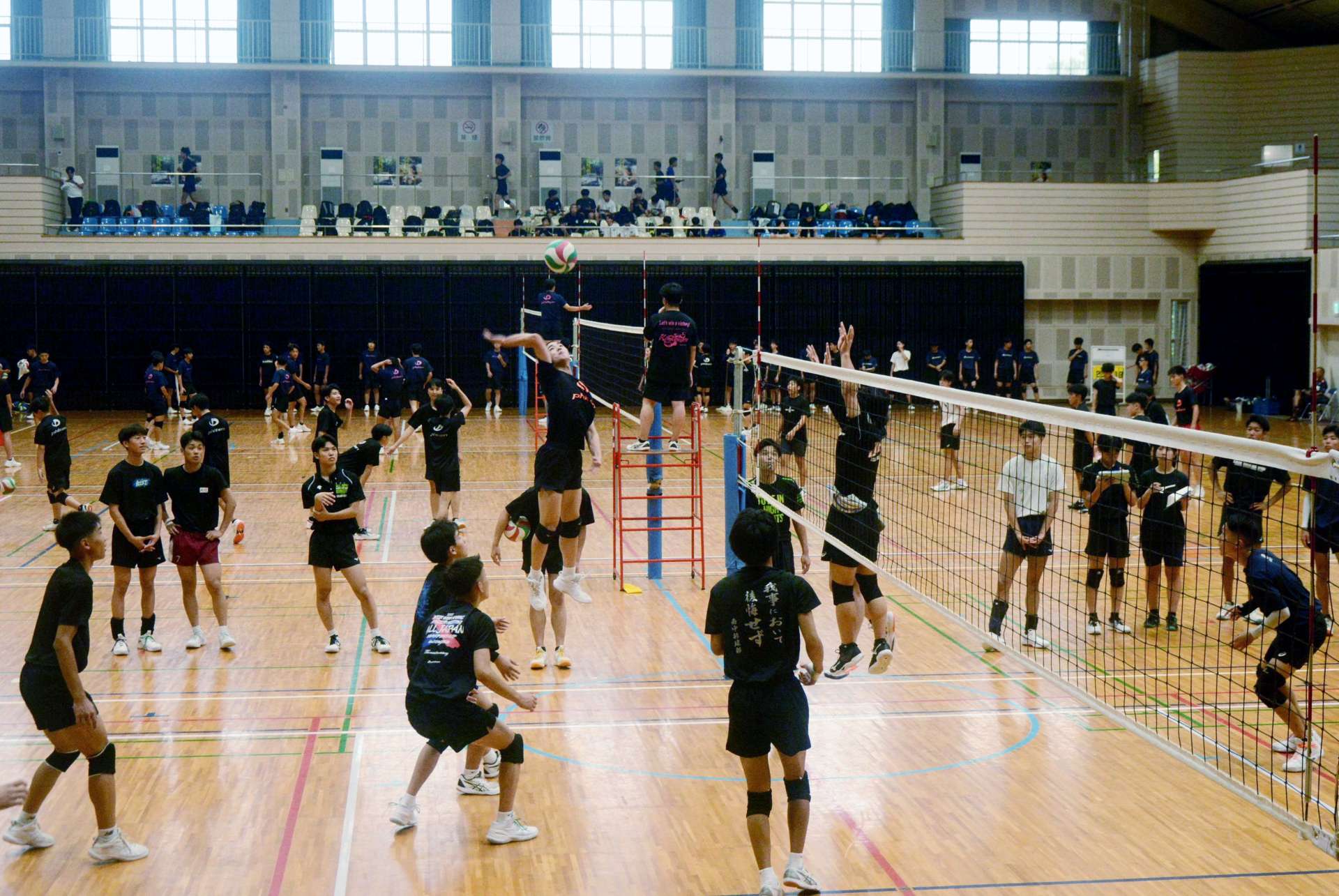多くの高校生が汗を流す男子バレーボール部夏季強化合宿＝さつま町船木
