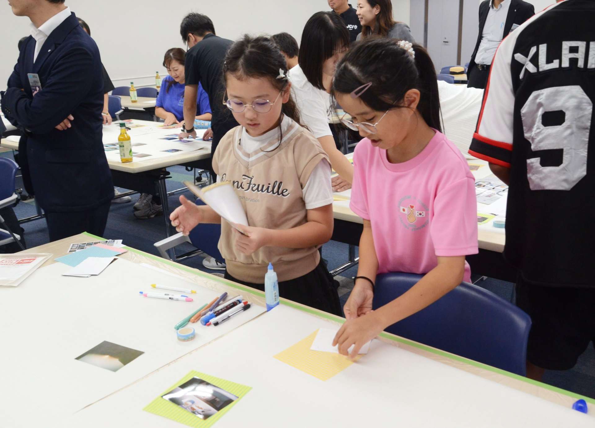 韓国でのホームステイの思い出をまとめる参加者＝鹿児島市鴨池新町の県市町村自治会館