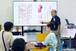 「飛龍荘」の表記を示す小屋敷茂さん＝南さつま市のきやったもんせ南さつま