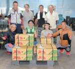 福島の園児に毎年オクラを贈っている有志ら＝１５日、指宿市のＪＡいぶすき東部配送センター