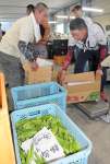 福島の園児に贈るオクラを箱詰めする有志ら＝指宿市のＪＡいぶすき東部配送センター
