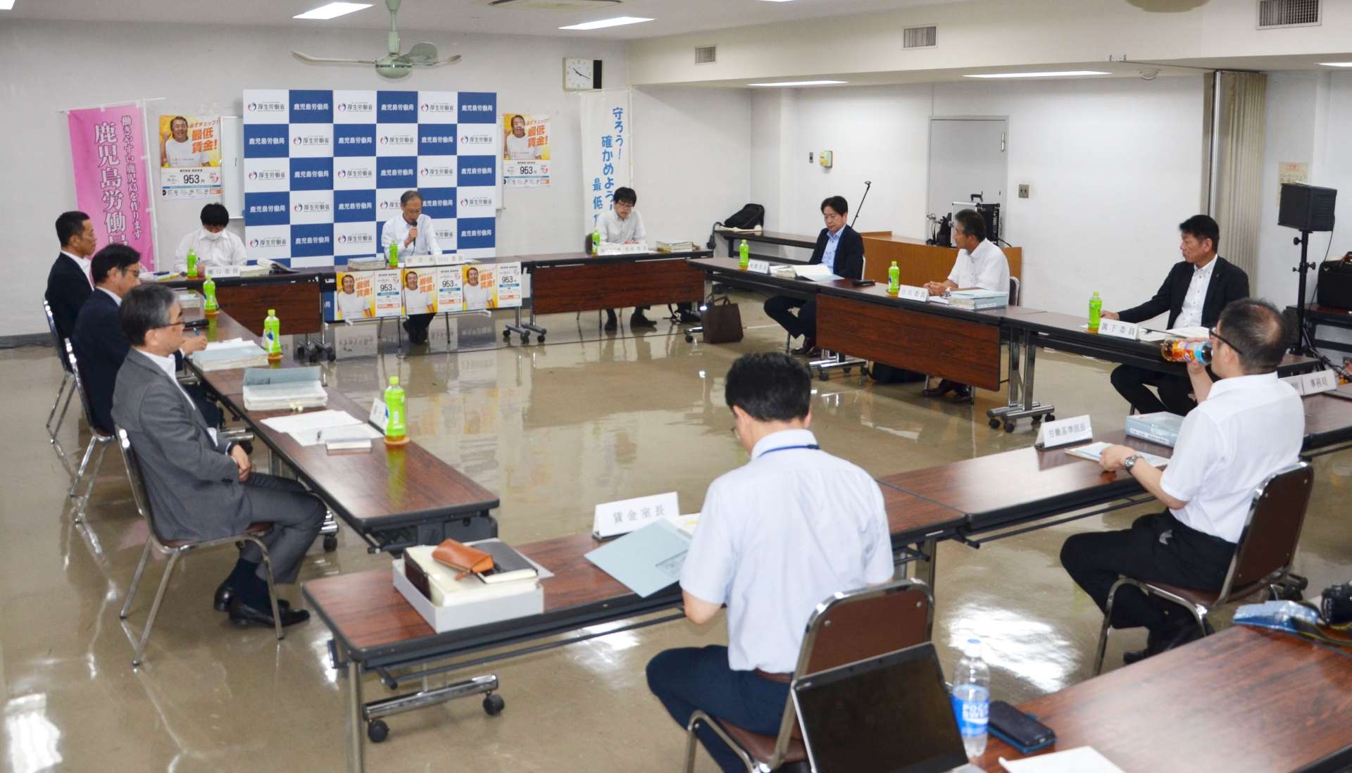 最低賃金の改定に向けた審議会の第５回専門部会＝２１日、鹿児島市の鹿児島合同庁舎