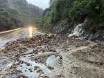 〈関連〉土砂が道路に流入した県道鹿児島川辺線＝２２日、南九州市川辺町神殿（南薩地域振興局土木建築課提供）
