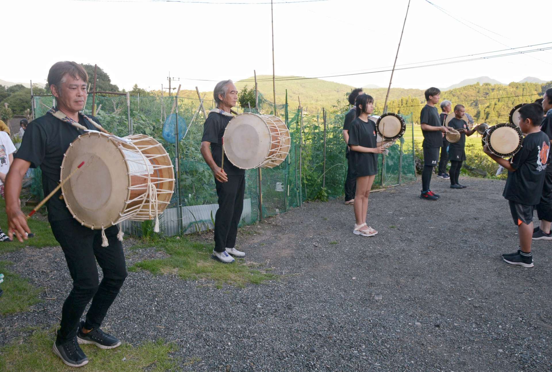 故徳留修三さんの実家庭先で奉納される「一本矢旗太鼓踊り」＝さつま町二渡