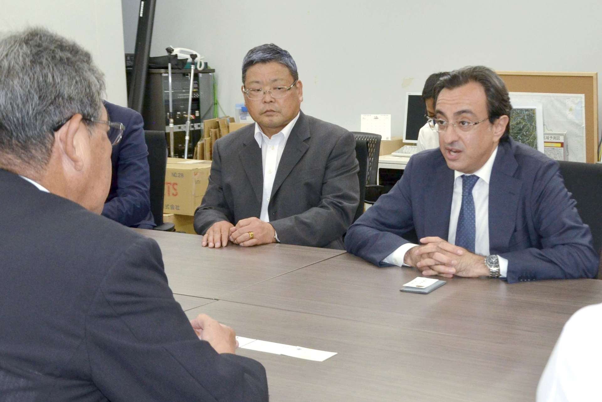 小林市の宮原義久市長と意見交換するアゼルバイジャンのギュルセル・イスマイルザーデ駐日大使＝同市役所