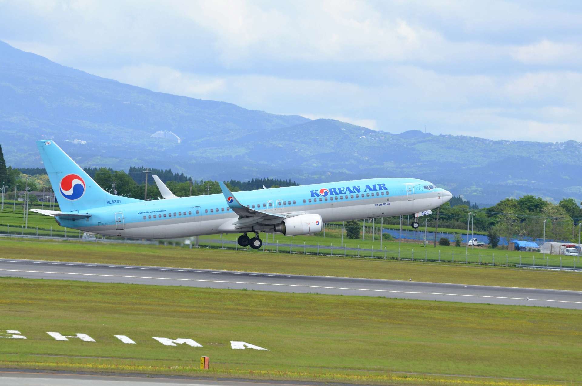 〈資料写真〉ソウル－鹿児島を結ぶ大韓航空機＝霧島市の鹿児島空港