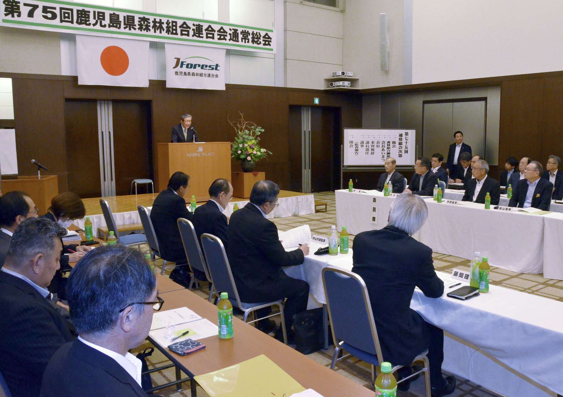 ９議案を承認した鹿児島県森林組合連合会の通常総会＝２２日、鹿児島市
