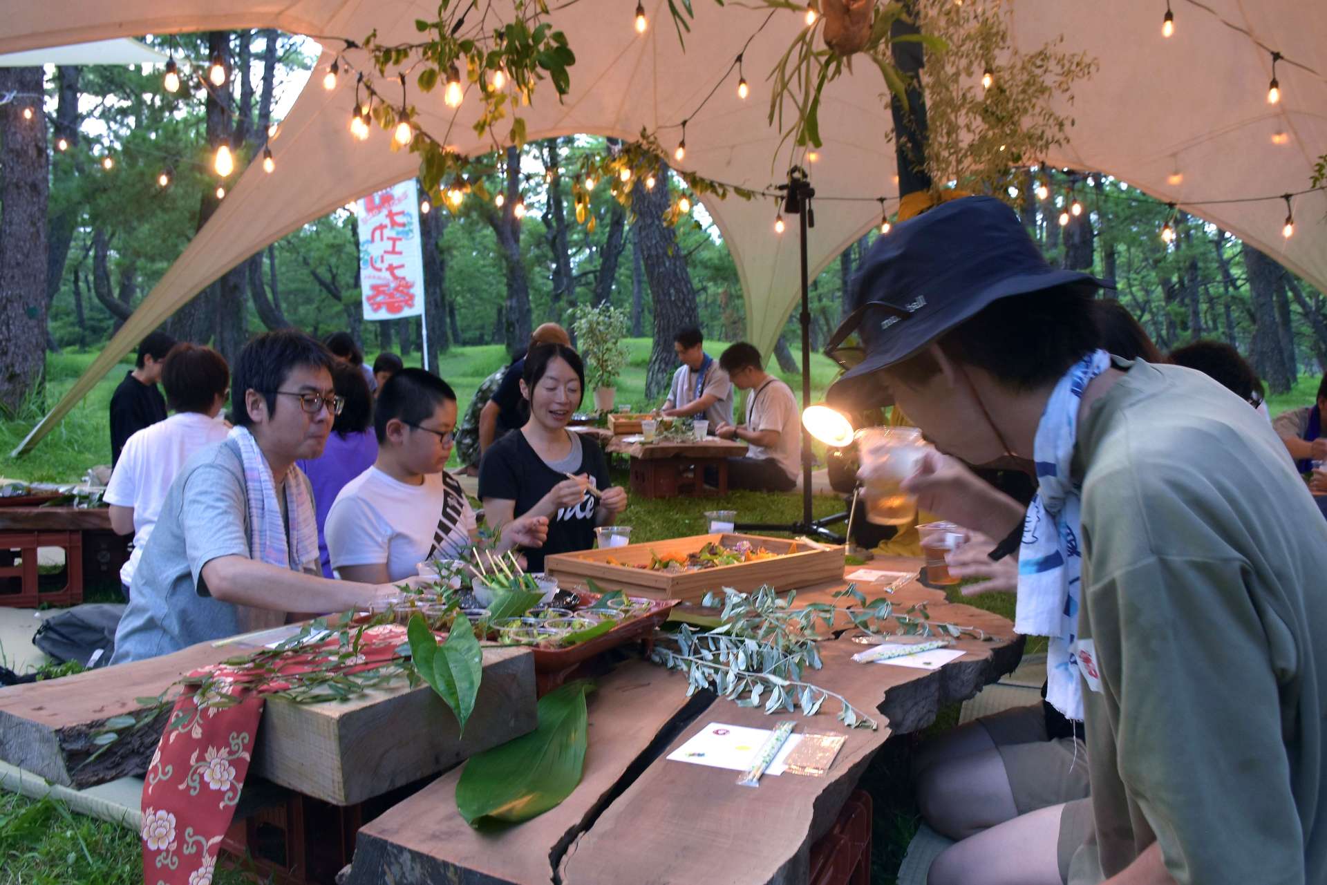 「全力いただきます！」のかけ声で大隅半島の食を楽しむ参加者＝大崎町のくにの松原キャンプ場