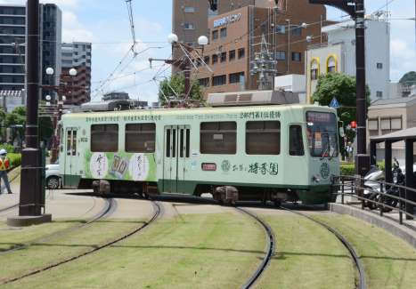 〈関連〉後輪が異なる軌道に入り、軌道をふさぐ市電＝７月７日午、鹿児島市の鹿児島駅前