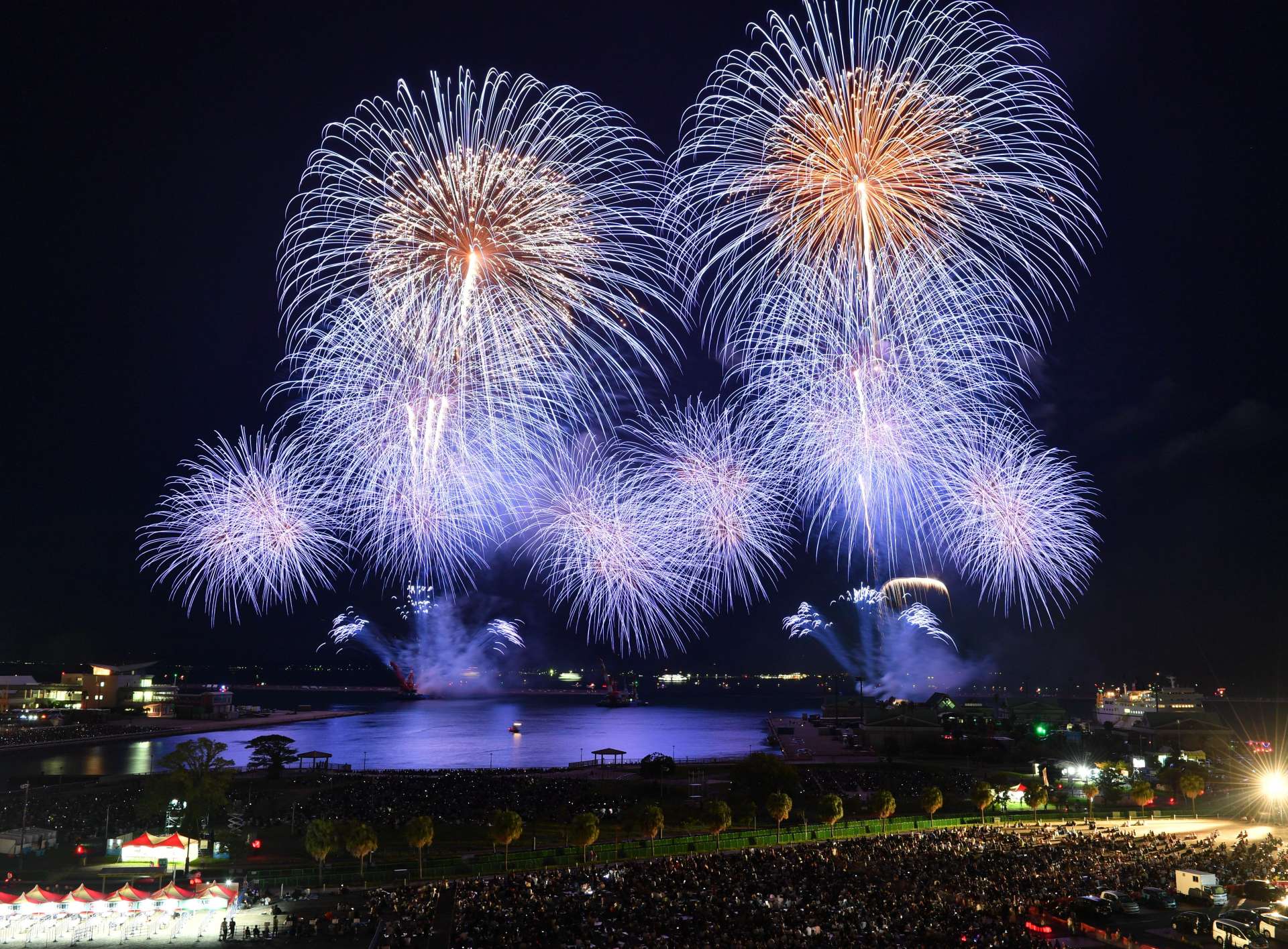 〈関連〉夜空を彩る色とりどりの花火＝２３日午後７時５０分、鹿児島市住吉町のゲストハウス・グラシアス