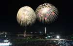 大輪を咲かせる２尺玉の花火＝２３日午後８時、鹿児島市住吉町のゲストハウス・グラシアス
