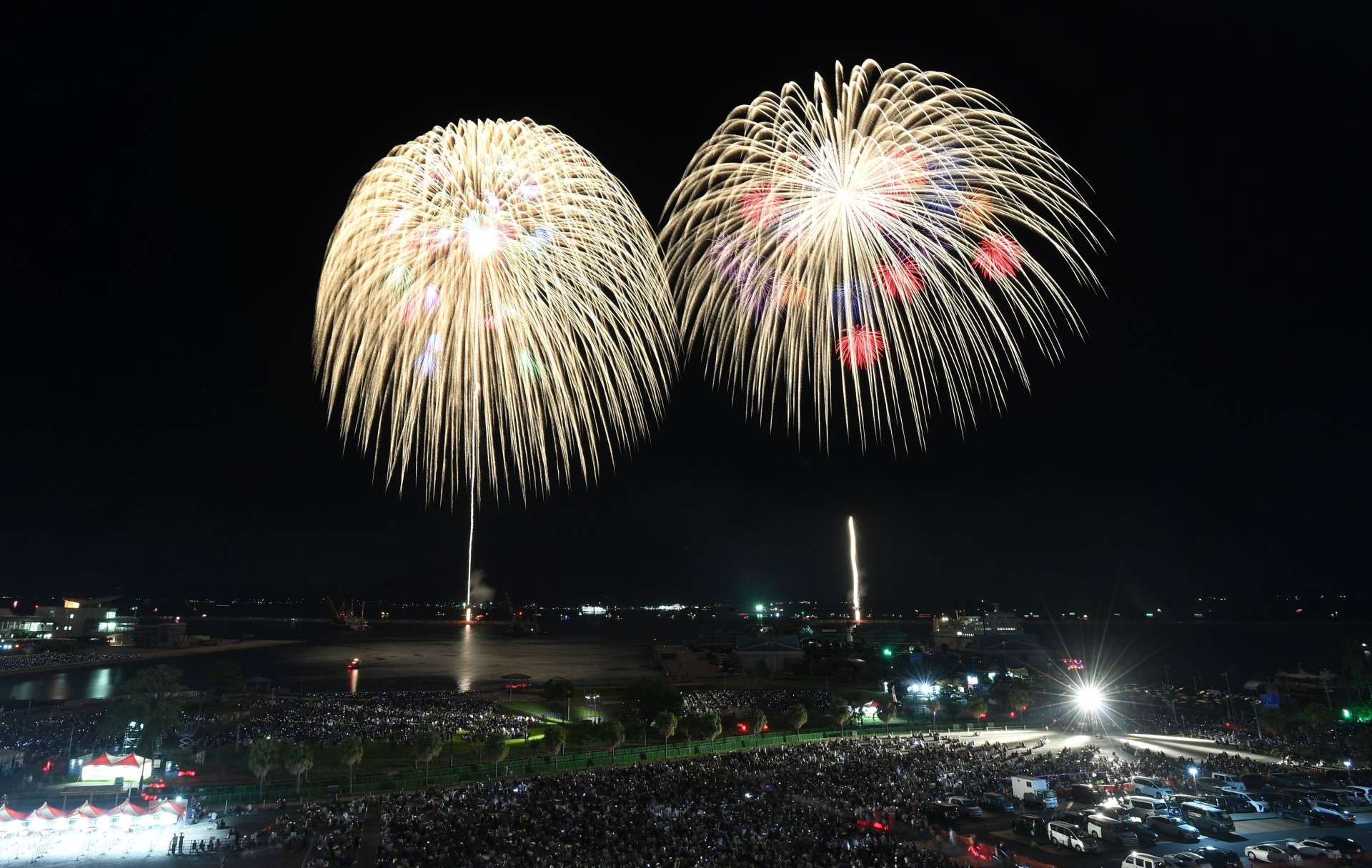 大輪を咲かせる２尺玉の花火＝２３日午後８時、鹿児島市住吉町のゲストハウス・グラシアス