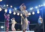 盆踊りで、祭りを盛り上げる「ＥＸＩＬＥ」の〓ＳＡさん＝南大隅町根占川南のみなと公園