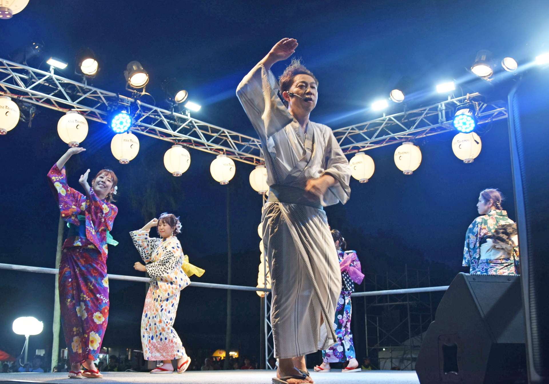 盆踊りで、祭りを盛り上げる「ＥＸＩＬＥ」の〓ＳＡさん＝南大隅町根占川南のみなと公園