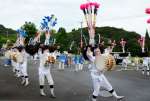 太鼓を打ち鳴らして「吉利太鼓踊り」を勇壮に披露する踊り手たち＝２３日、日置市日吉の扇尾地区公民館駐車場