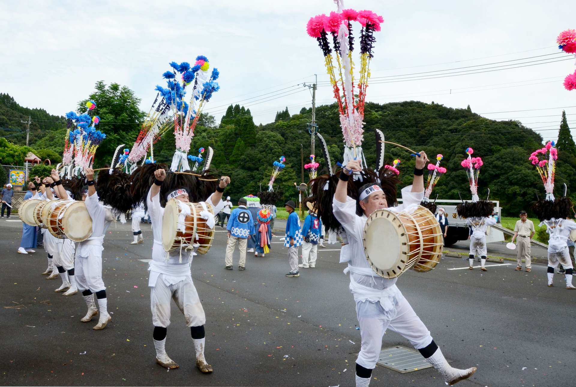 太鼓を打ち鳴らして「吉利太鼓踊り」を勇壮に披露する踊り手たち＝２３日、日置市日吉の扇尾地区公民館駐車場