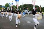太鼓を打ち鳴らして「吉利太鼓踊り」を勇壮に披露する踊り手たち＝２３日、日置市日吉の扇尾地区公民館駐車場