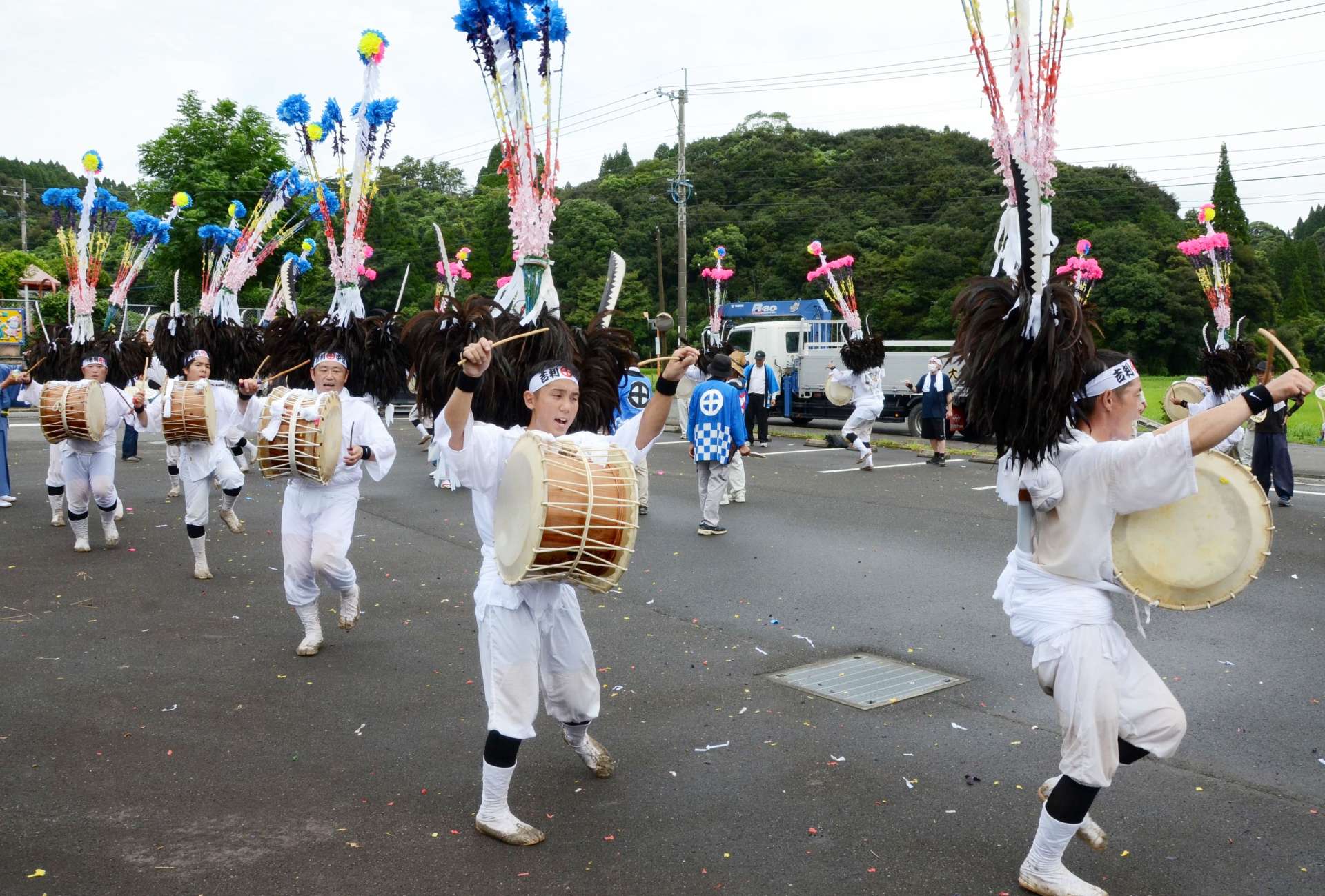 太鼓を打ち鳴らして「吉利太鼓踊り」を勇壮に披露する踊り手たち＝２３日、日置市日吉の扇尾地区公民館駐車場