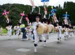 太鼓を打ち鳴らして「吉利太鼓踊り」を勇壮に披露する踊り手たち＝２３日、日置市日吉の扇尾地区公民館駐車場