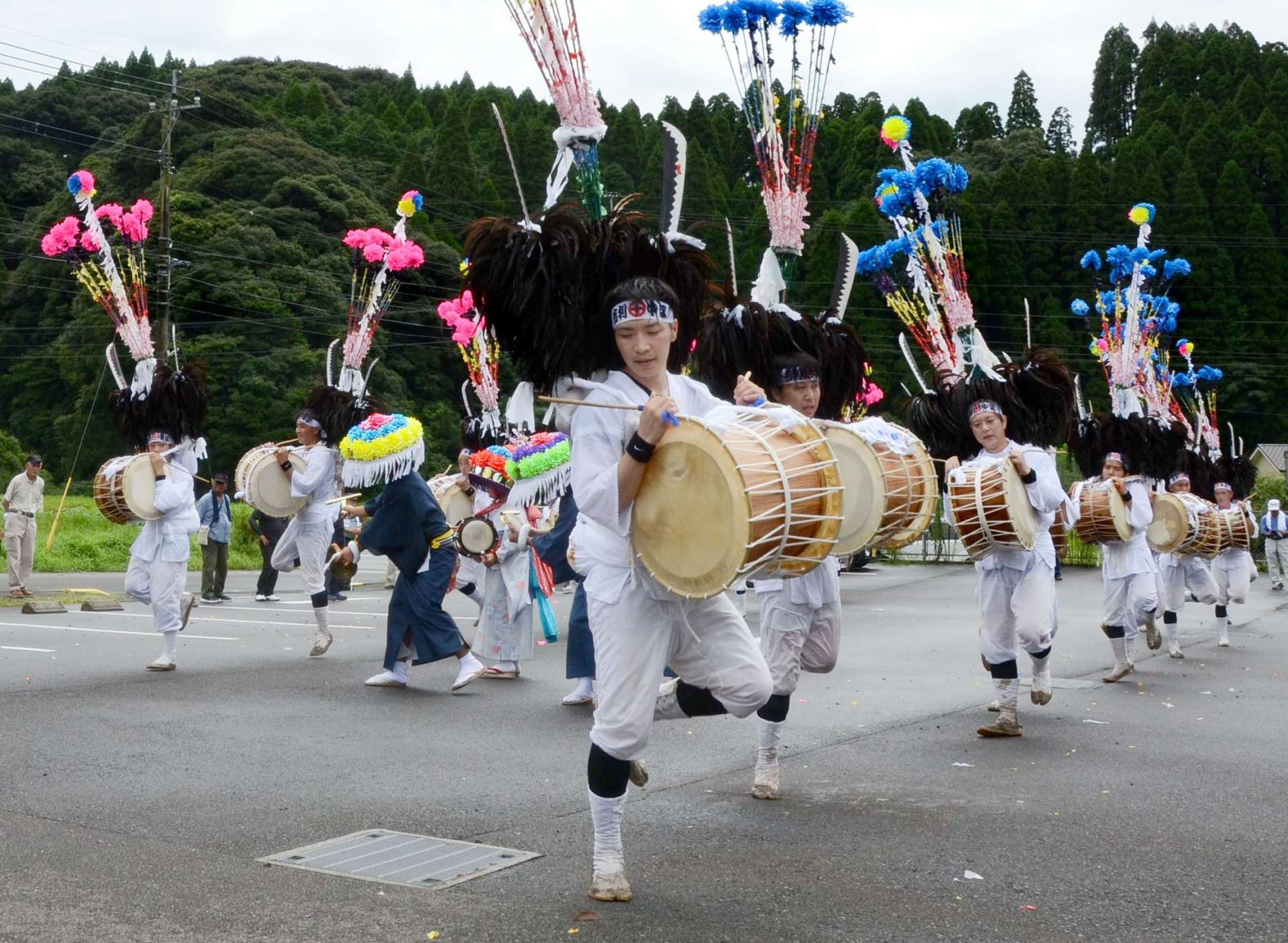 太鼓を打ち鳴らして「吉利太鼓踊り」を勇壮に披露する踊り手たち＝２３日、日置市日吉の扇尾地区公民館駐車場