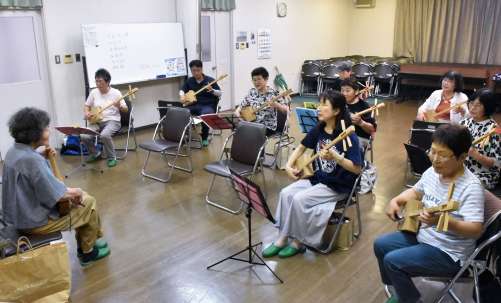 本番へ向け練習する成音会のメンバー＝霧島市隼人町真孝の富隈地区公民館