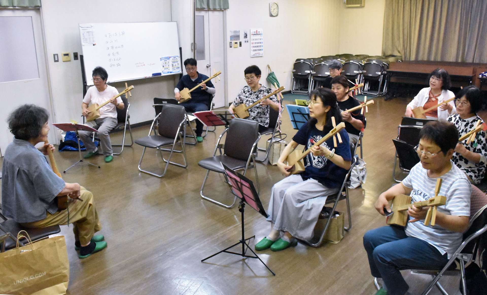 本番へ向け練習する成音会のメンバー＝霧島市隼人町真孝の富隈地区公民館