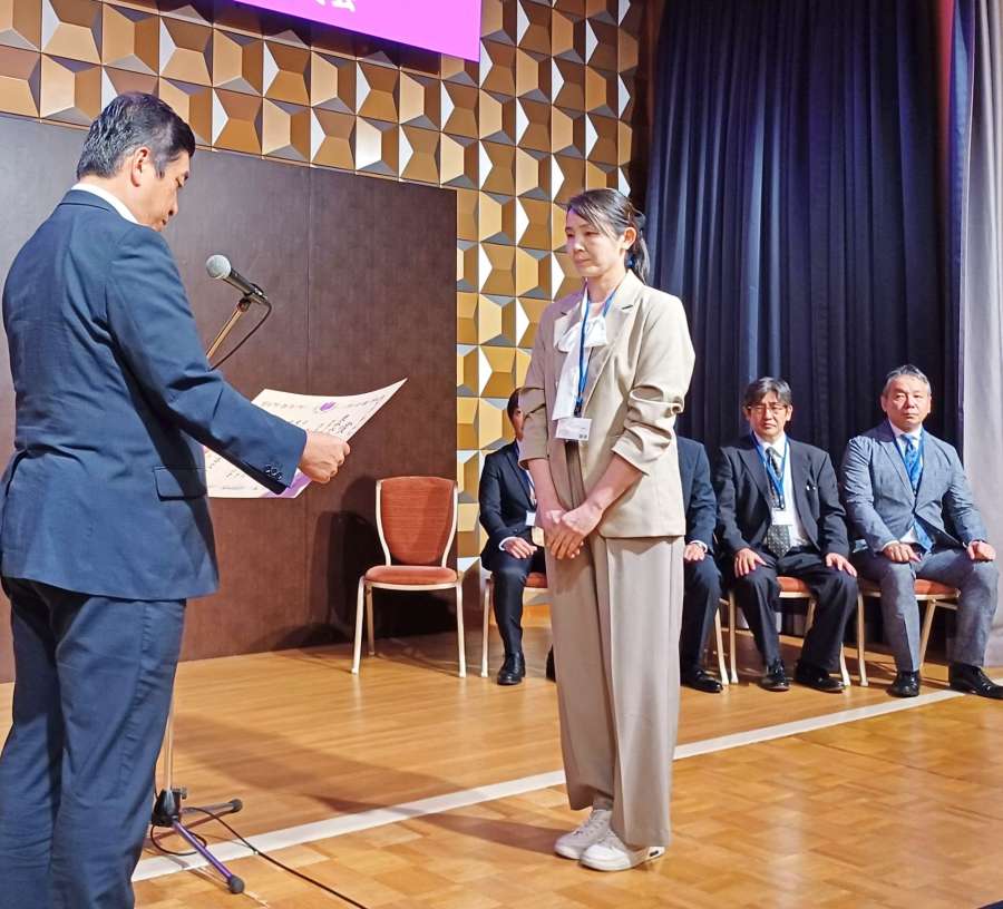 全国菓子大博覧会の農林水産大臣賞を受け取るスイートスイーツの本多エリカさん（右）＝２１日、鹿児島市の城山ホテル鹿児島