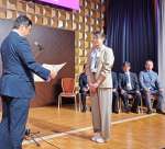 全国菓子大博覧会の農林水産大臣賞を受け取るスイートスイーツの本多エリカさん（右）＝２１日、鹿児島市の城山ホテル鹿児島