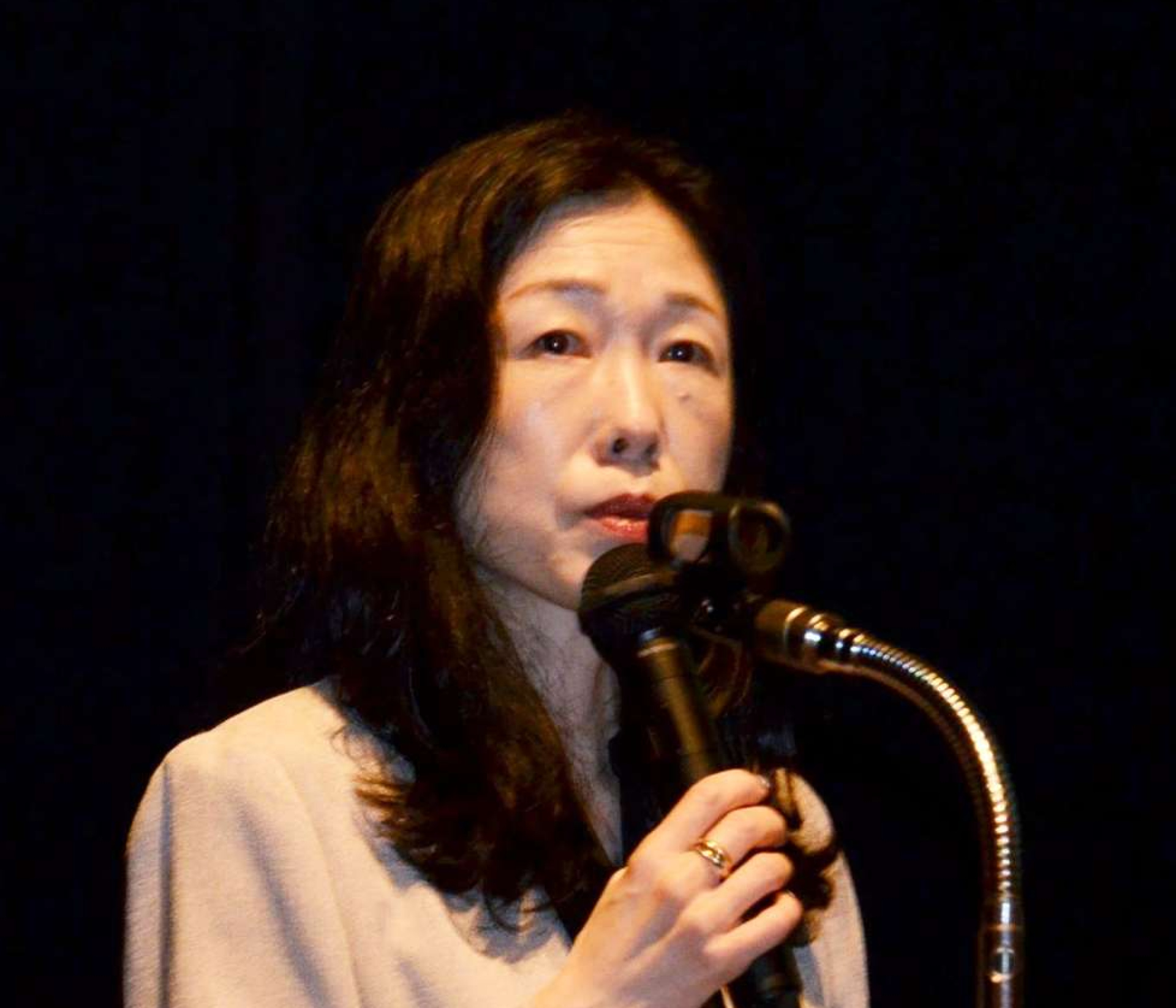 講演する貞広斎子副会長＝鹿児島市のカクイックス交流センター