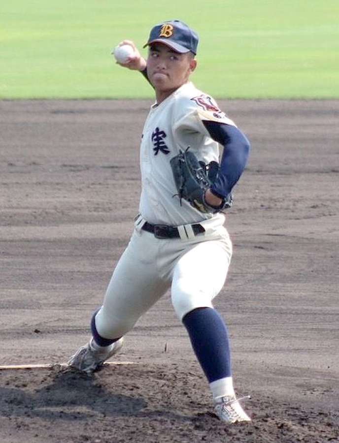 好投する鹿実の先発・川畑巧＝明石トーカロ球場