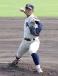 好投する鹿実の先発・川畑巧＝明石トーカロ球場