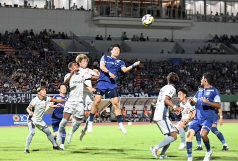 〈関連〉前半、ゴール前に攻め込む鹿児島ユナイテッドFCの選手ら＝鹿児島市の白波スタジアム