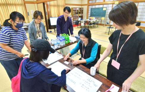 ボランティアの受け付けをするスタッフ＝２４日午前、鹿児島市和田１丁目の妙行寺