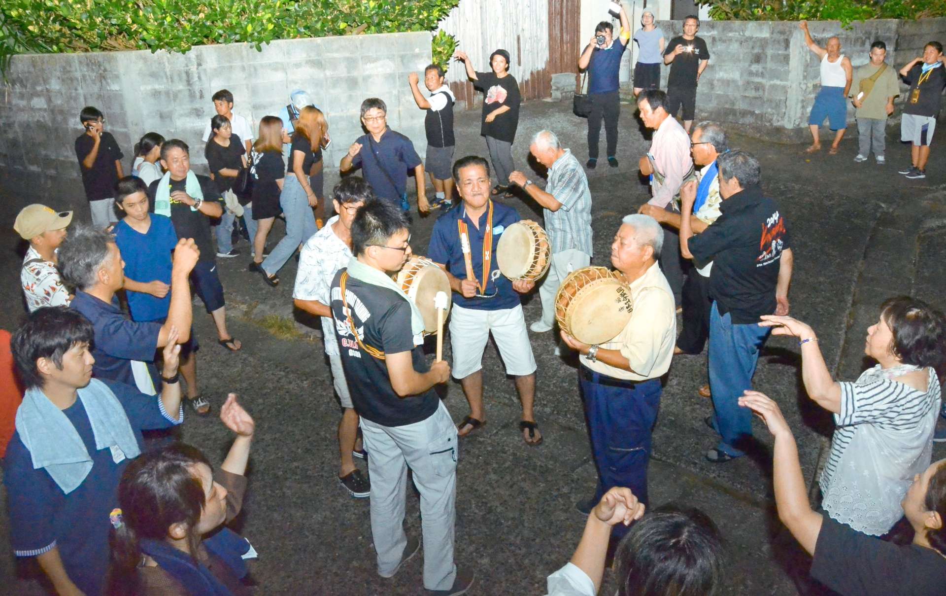 家々を回り、夜を徹して歌い踊る住民ら＝徳之島町井之川