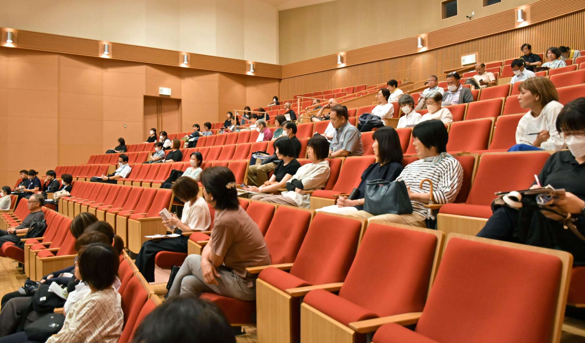 映画上映後、他の参加者の感想を聞く人たち＝鹿屋市のリナシティかのや