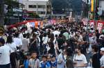 大勢の人でにぎわう「姶良夜市」＝２４日午後６時２０分、姶良市宮島町