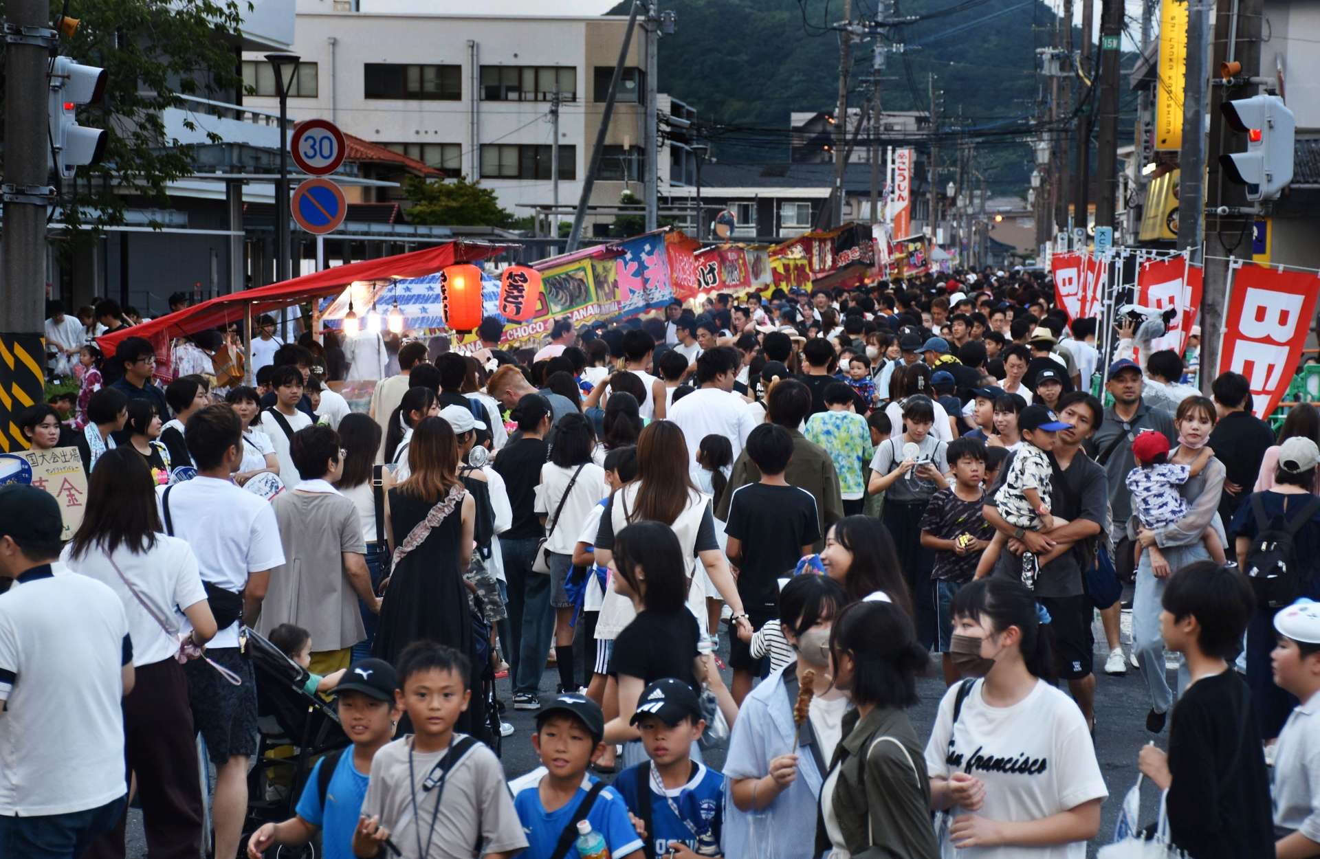 大勢の人でにぎわう「姶良夜市」＝２４日午後６時２０分、姶良市宮島町