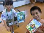 ＡＩで作った絵本の完成を喜ぶ子どもたち＝錦江町の地域活性化センター神川
