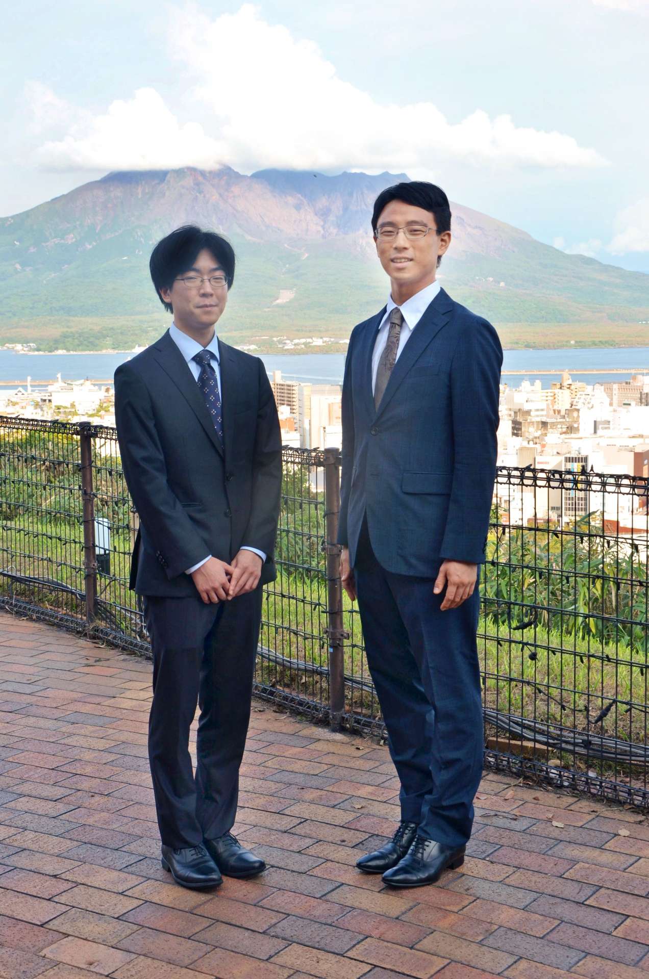 名人戦に臨む一力遼名人（右）と芝野虎丸十段＝２５日、鹿児島市の城山ホテル鹿児島