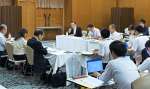 まちづくり懇談会で意見を述べるメンバーら＝２５日、鹿児島市のホテルウェルビューかごしま