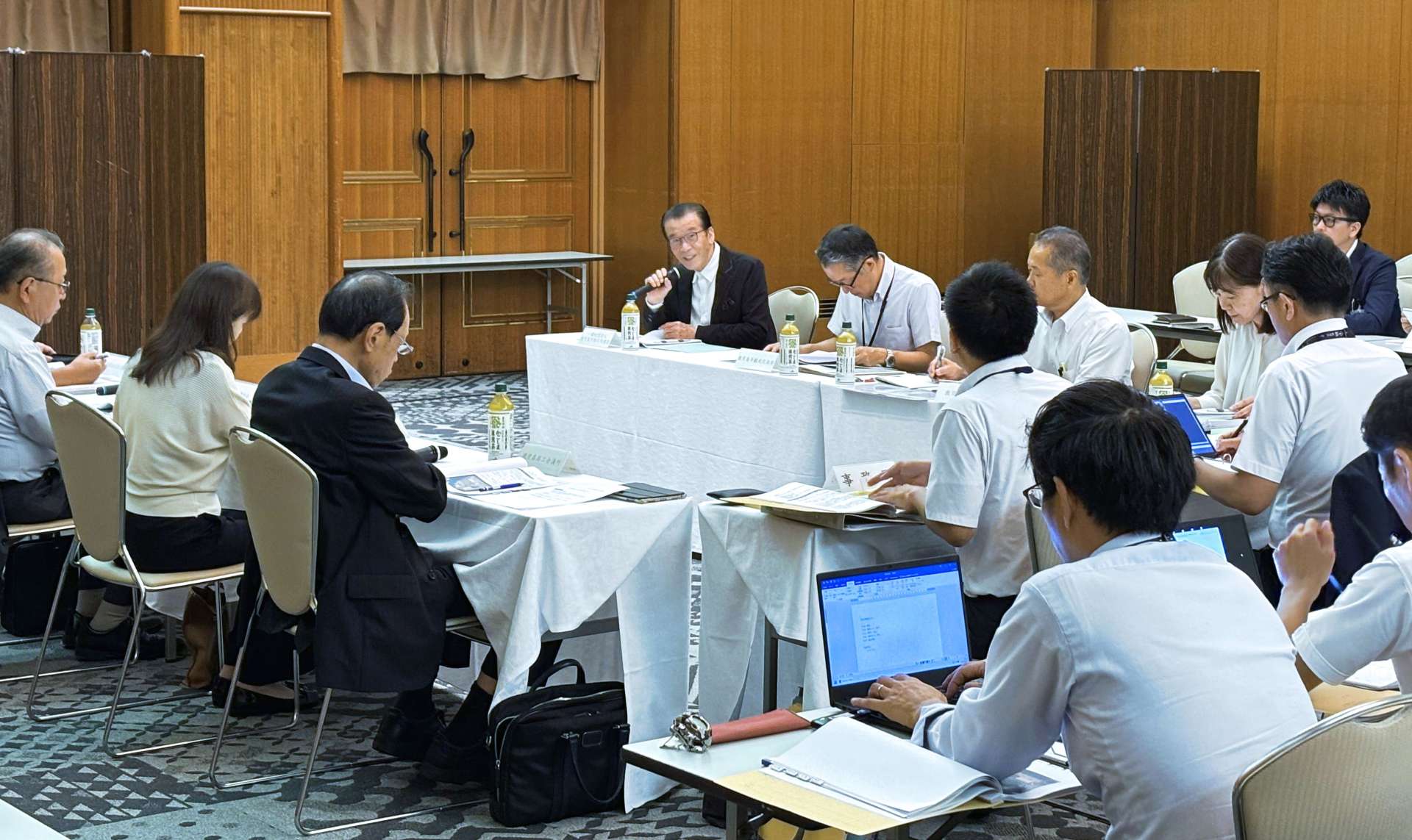 まちづくり懇談会で意見を述べるメンバーら＝２５日、鹿児島市のホテルウェルビューかごしま