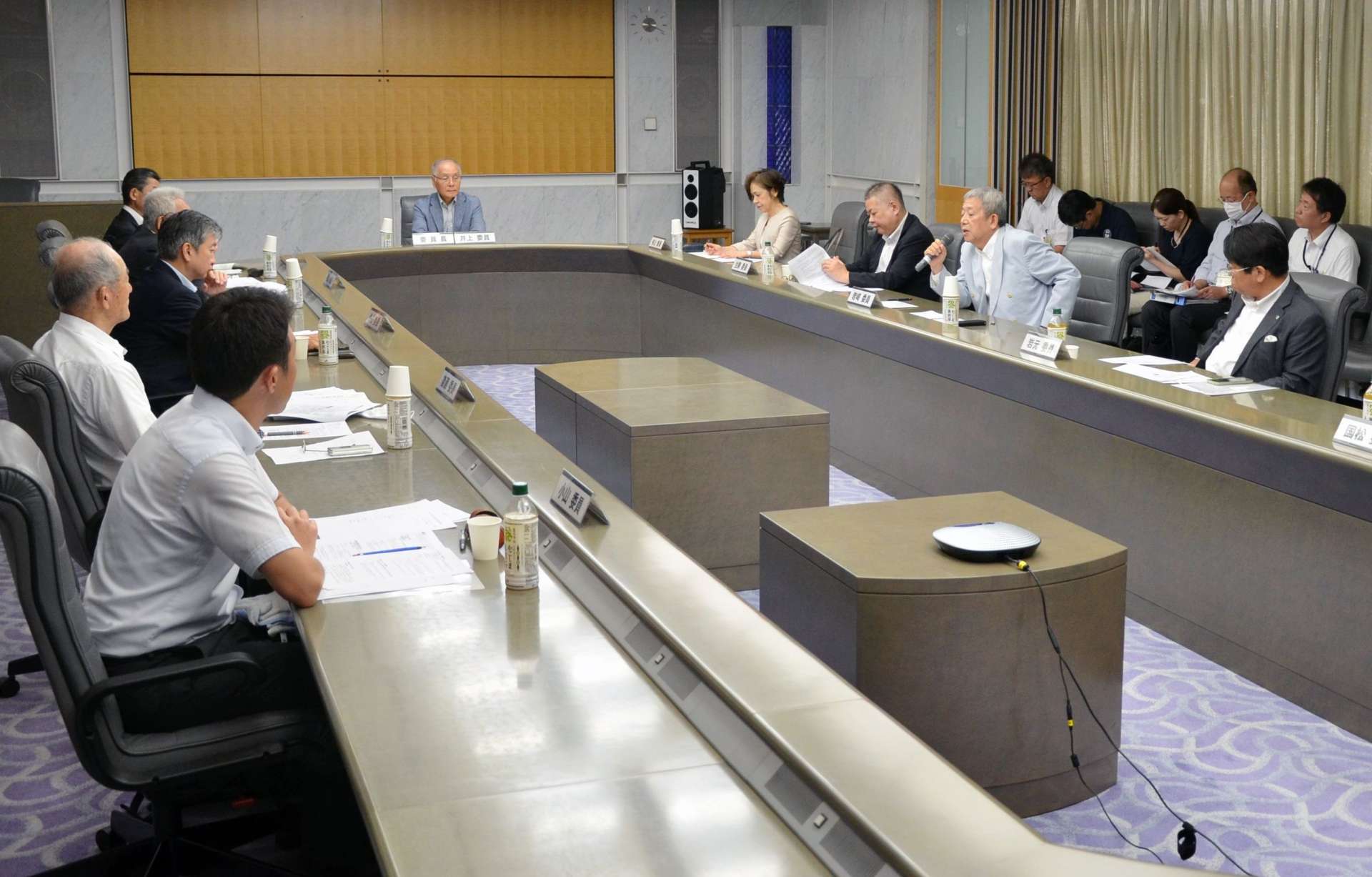 県工業試験場跡地の利活用について提言書をまとめた検討委員会のメンバーら＝２５日、県庁