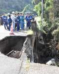 水道管が損傷した現場を視察する坂井学防災担当相＝２５日、霧島市隼人町西光寺