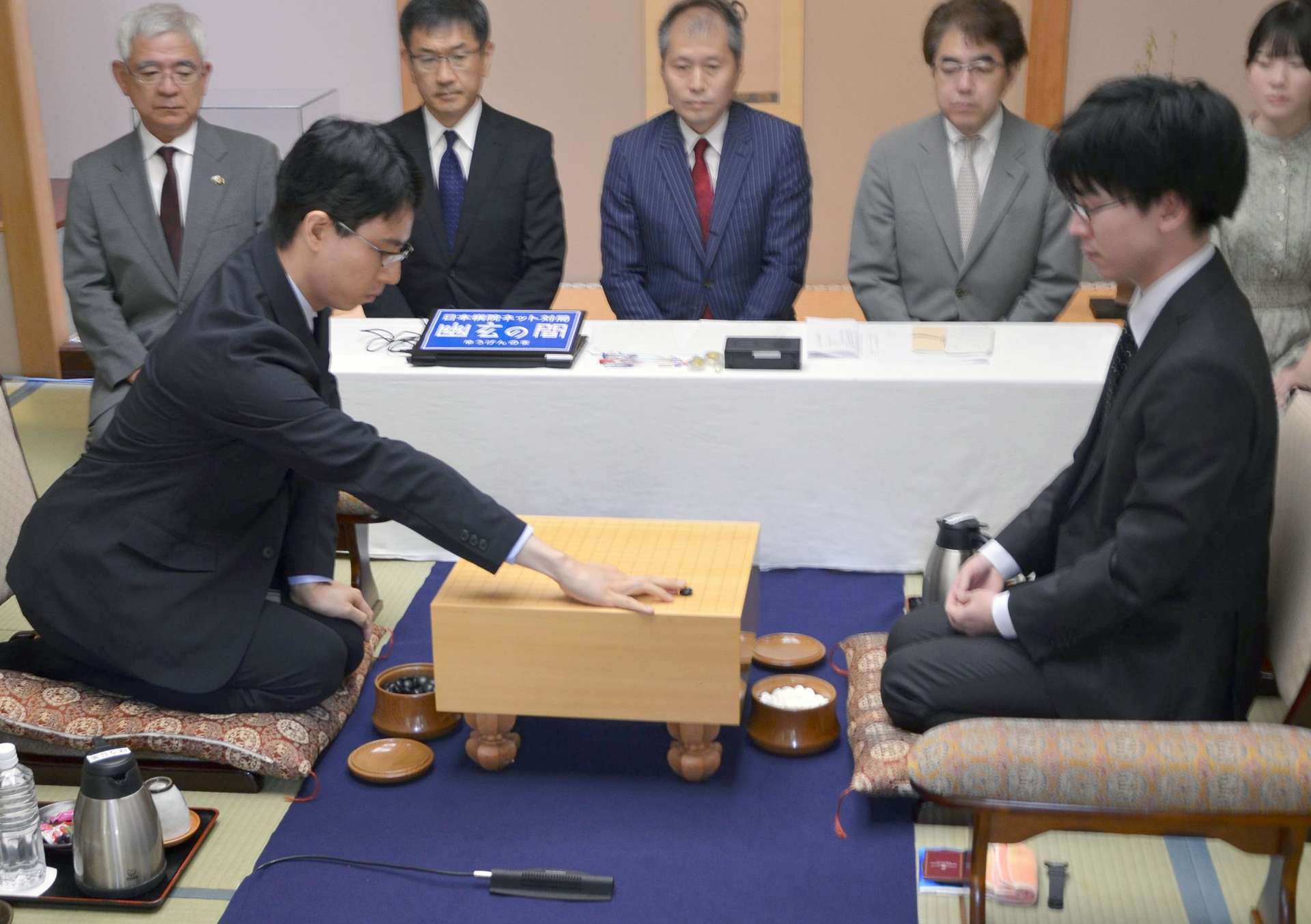 初手を打つ一力遼名人（左）。挑戦者は芝野虎丸十段＝２６日午前９時、鹿児島市の城山ホテル鹿児島