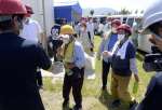 避難訓練で番屋ケ峰避難所に集まる住民＝２６日、屋久島町口永良部島