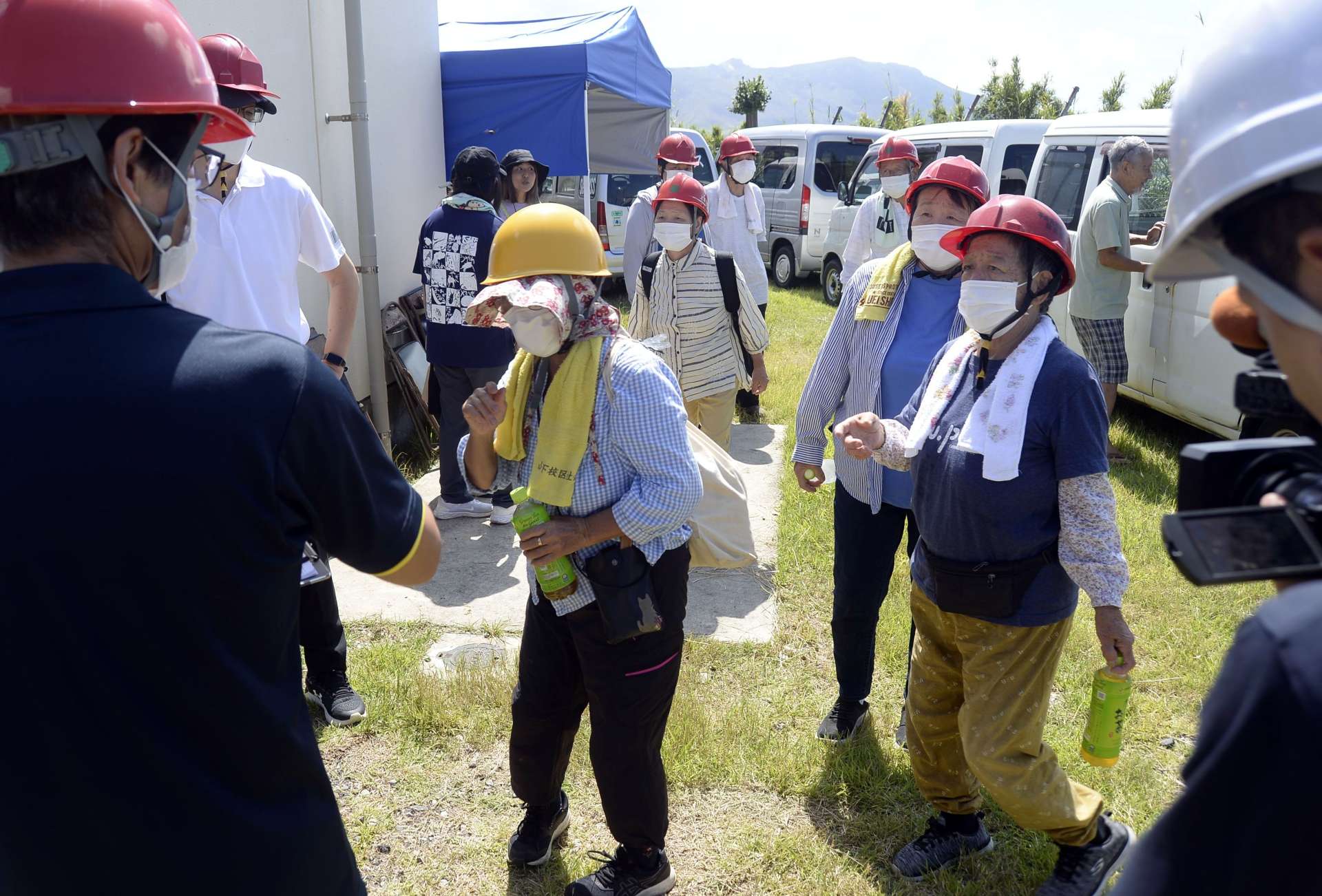 避難訓練で番屋ケ峰避難所に集まる住民＝２６日、屋久島町口永良部島