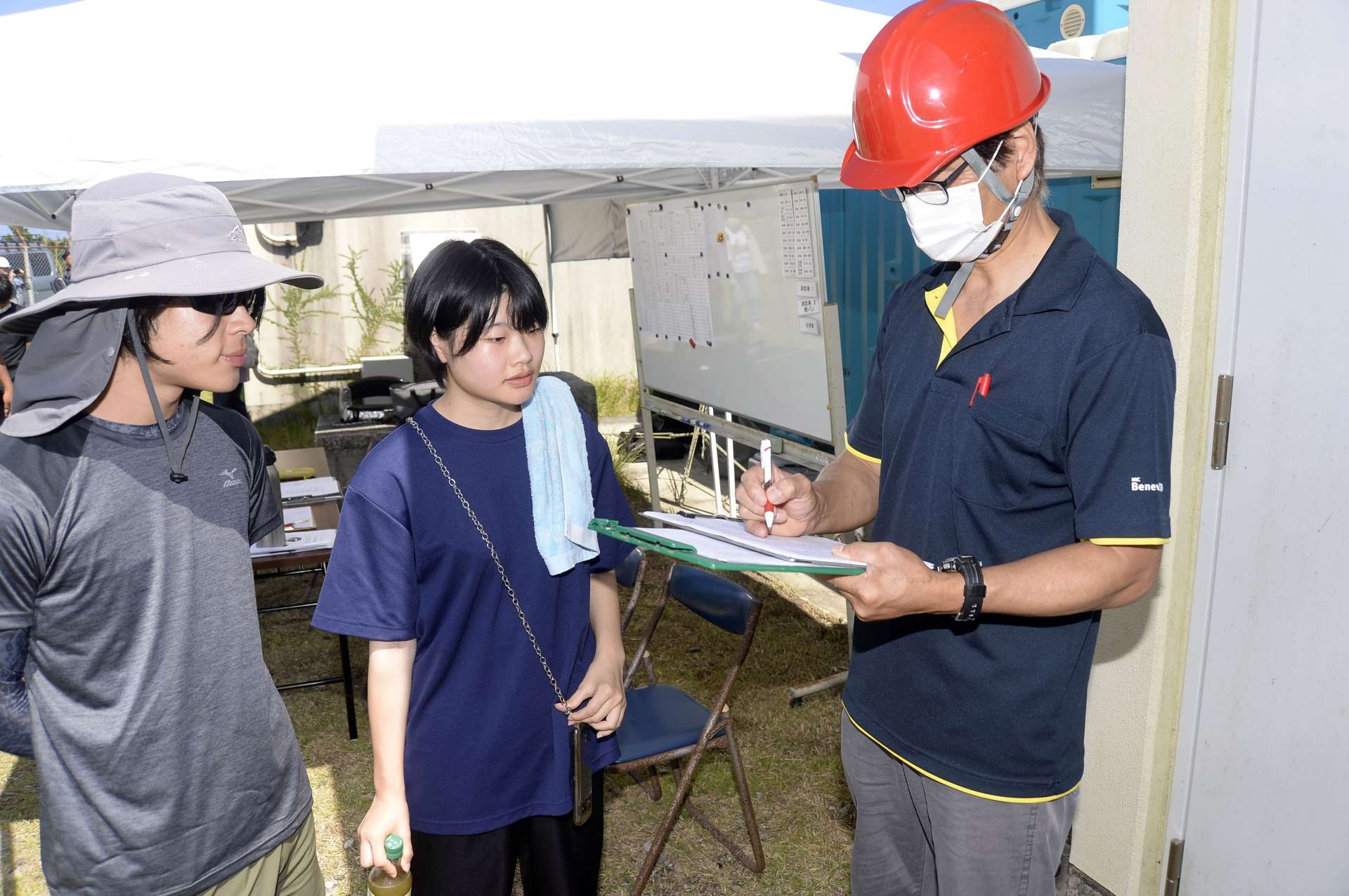 番屋ケ峰避難所で住民の安否確認をする関口浩さん（右）＝２６日、屋久島町口永良部島