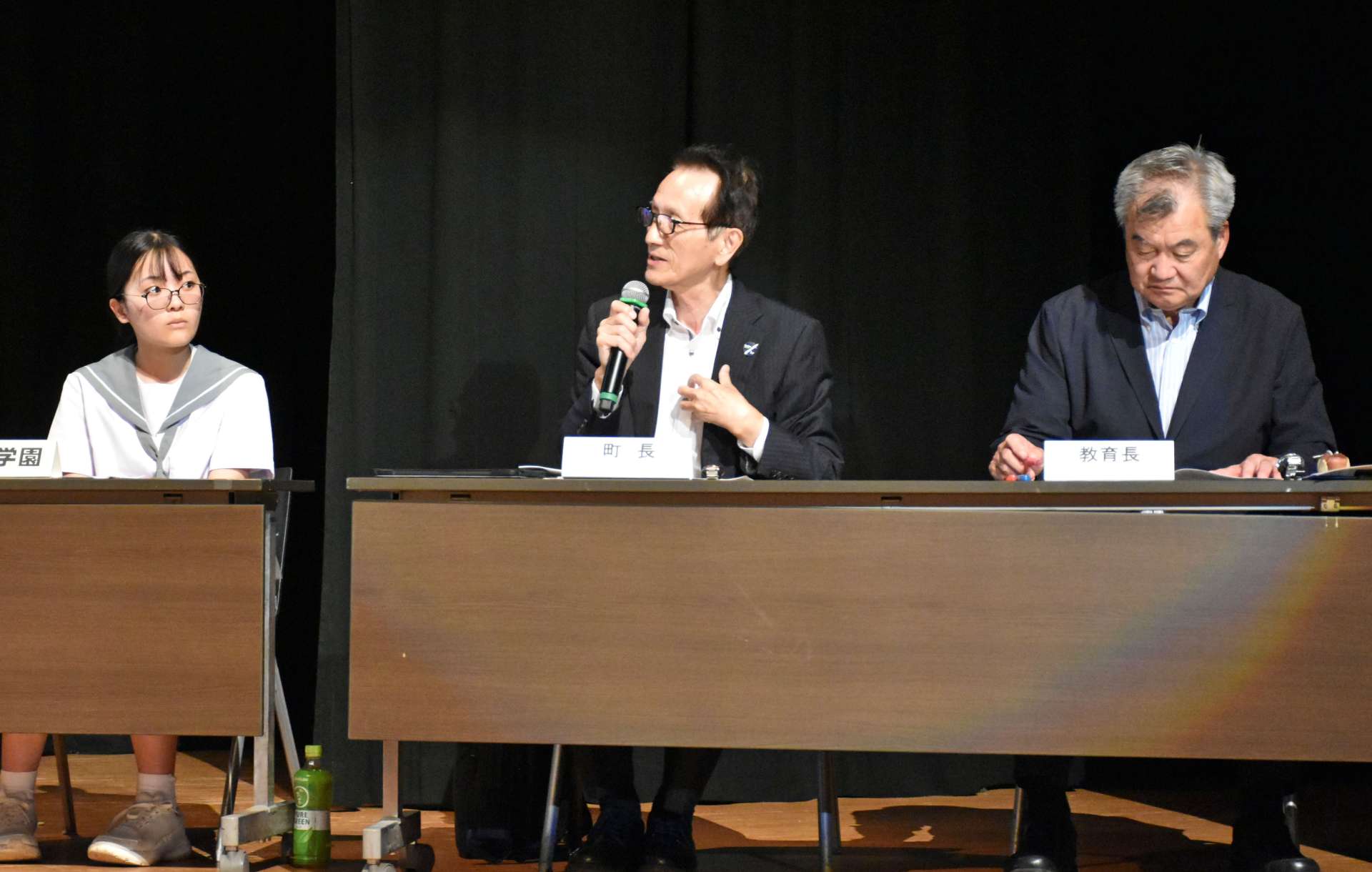 子どもたちの発言に答える永野和行町長（中央）＝肝付町前田の町文化センター