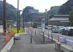 〈別カット〉バスベイ近くの歩道へ移る見込みとなった国道１０号上のバス停標識＝２７日、鹿児島市吉野町